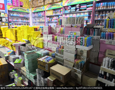 學(xué)生學(xué)習(xí)文化用品與家用電器 現(xiàn)代教育生活的雙重助力